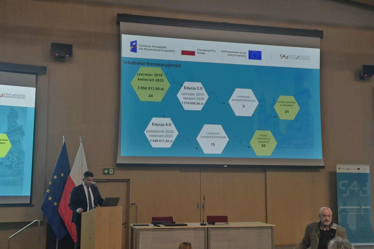Zdjęcie przedstawia prezentację w trakcie wydarzenia.
