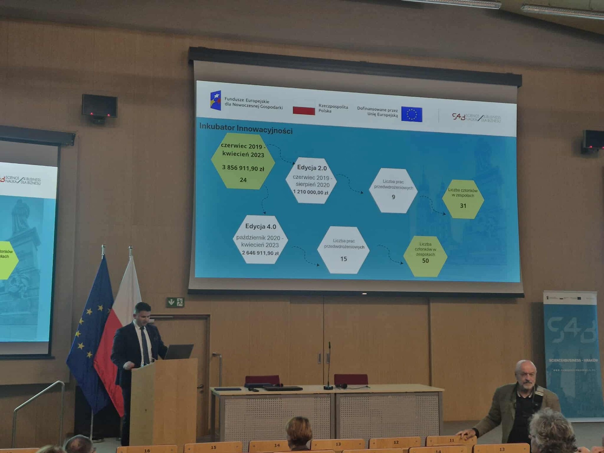 Zdjęcie przedstawia prezentację w trakcie wydarzenia.